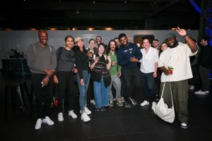 Un grupo grande de invitados posa para una foto de grupo.