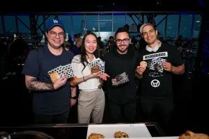 Un grupo de invitados posa con sus cookies gourmet.