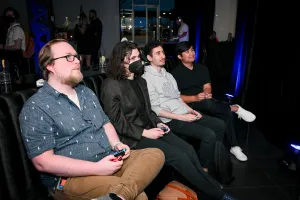 Invitados jugando a Super Smash Bros.