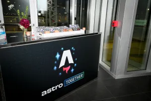 La barra de registro de marca Astro Together. Encima de ella hay filas de cookies gourmet para que los invitados se las lleven al irse.
