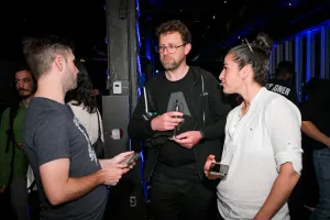 Invitados escuchando atentamente al representante de Storyblok explicando su producto.