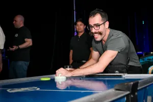 Un invitado jugando al air hockey.