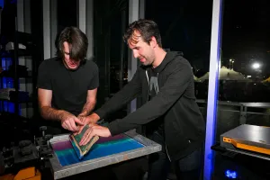 Fred K. Schott imprimiendo una camiseta.