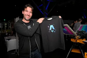 Fred K. Schott posa con una camiseta impresa negra con el logo de Astro.