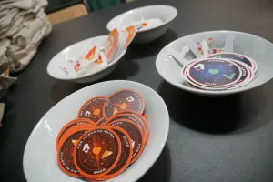 Cuencos con varios stickers de Astro, algunos que parecen insignias de misión.