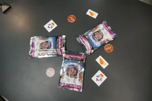 Paquetes individuales de helado de astronauta rodeados de varios stickers de Astro y Cloudflare