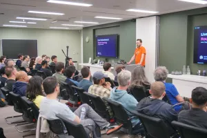 Matt con una camiseta naranja de Astro Launch presentando sobre colecciones en vivo y caché de rutas.