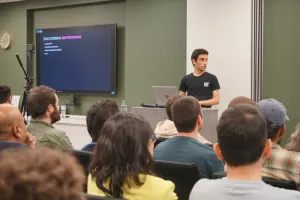 Florian hablando sobre la nueva API de Astro Fonts frente al público.