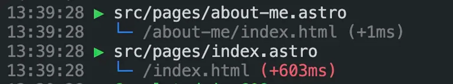 Una captura de pantalla del terminal mostrando la salida de una compilación con dos páginas. Una de las páginas tiene el tiempo que tardó en compilarse (603ms) resaltado en rojo.